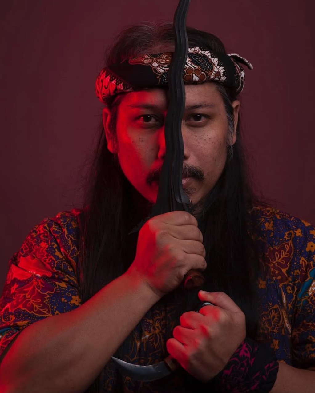 Ilmi Khalid holding a keris